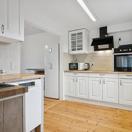 Modernt Stadshus Med Plats För Familjen