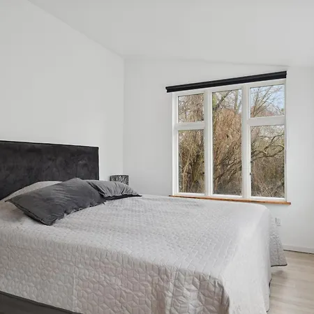 Modernt Stadshus Med Plats För Familjen Villa